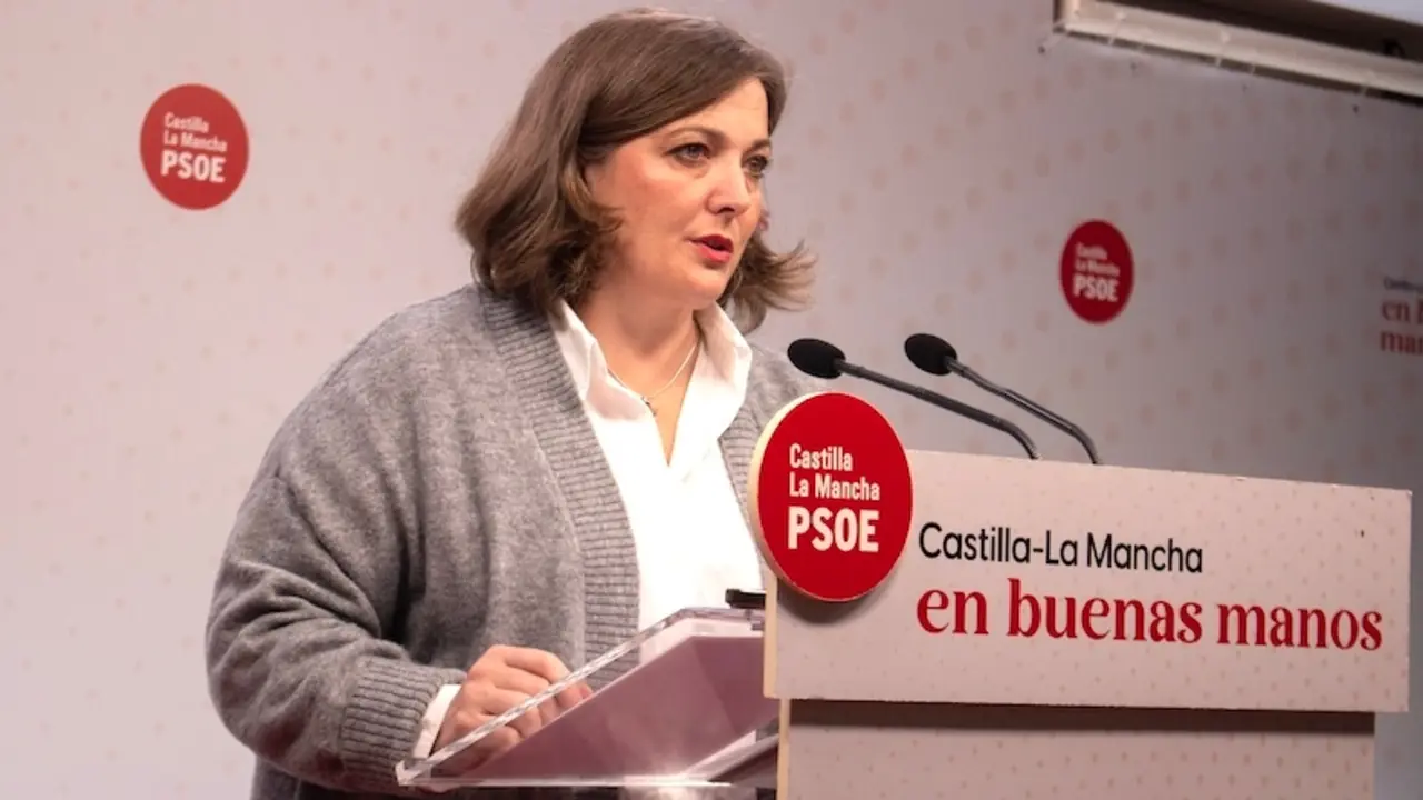 La diputada del PSOE en las Cortes de Castilla-La Mancha, Rosario García Saco, durante la rueda de prensa que ha ofrecido en la sede de los socialistas en Toledo