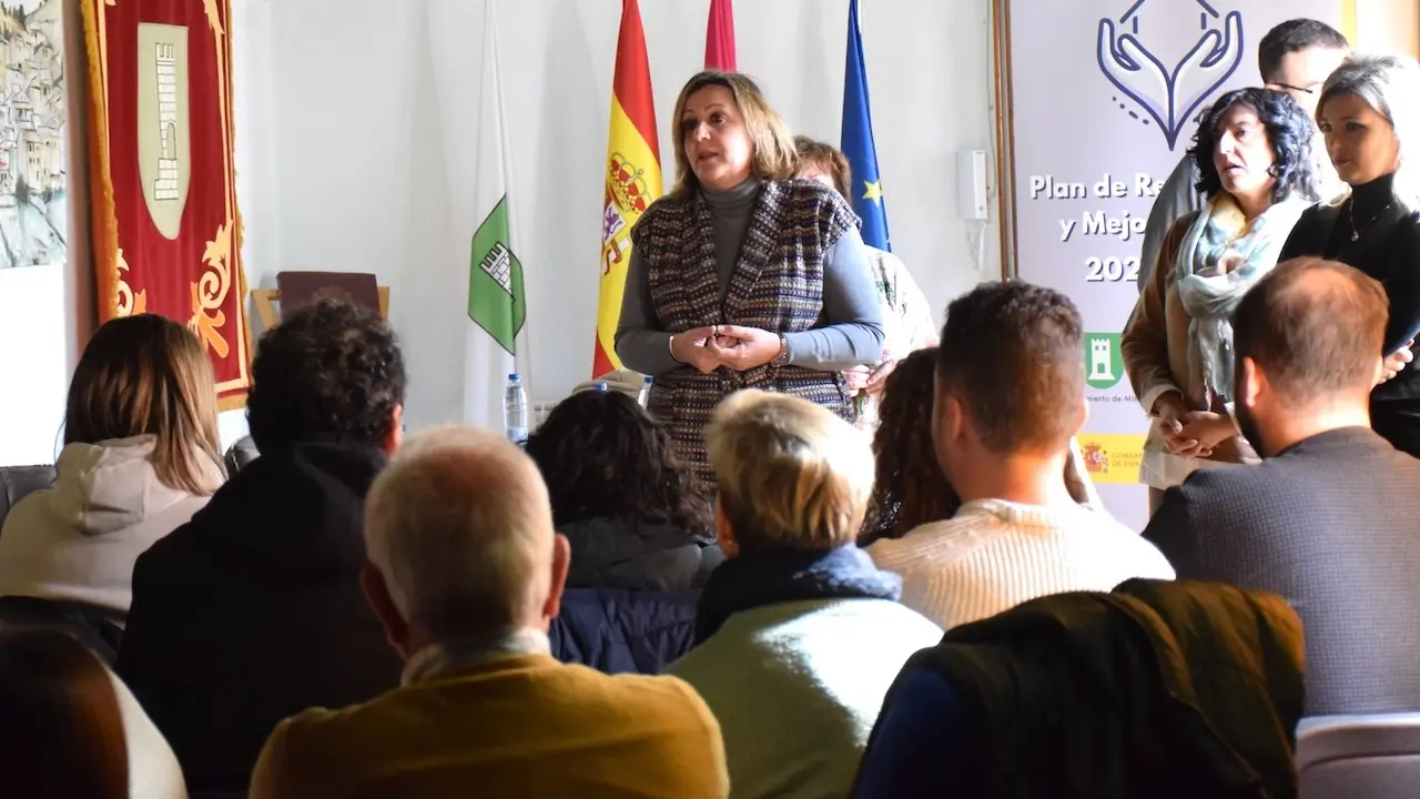La consejera de Economía, Empresas y Empleo, Patricia Franco, ha visitado la localidad conquense de Mira, donde ha mantenido un encuentro con pymes y personas trabajadoras autónomas del municipi