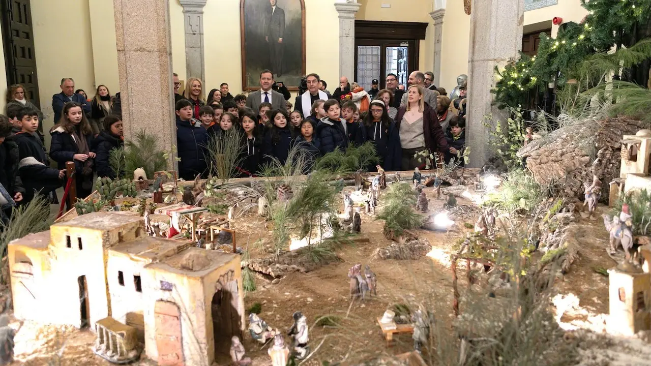 El alcalde de Toledo, Carlos Velázquez, ha inaugurado el Belén instalado en el Ayuntamiento de la ciudad