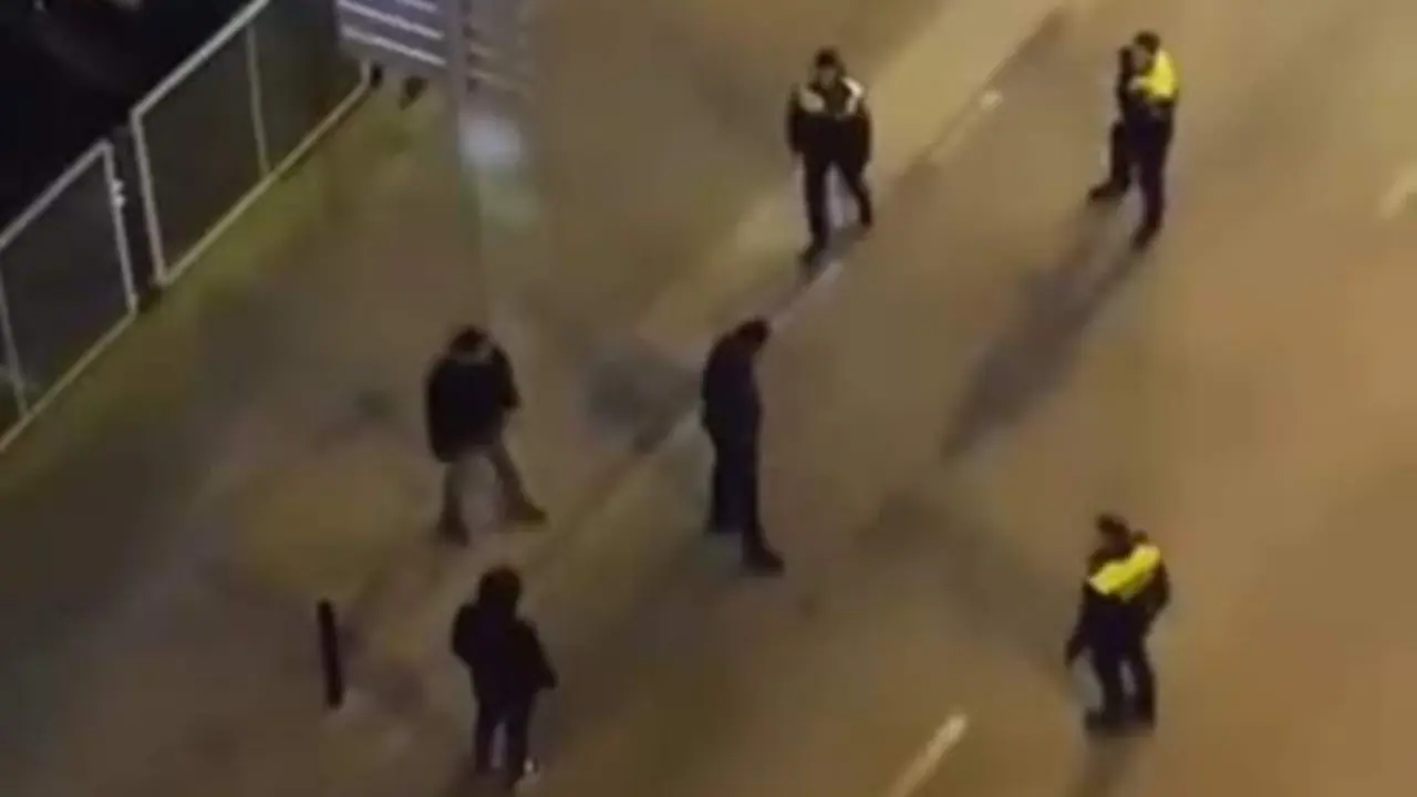 VIDEO. Un hombre agrede con un arma blanca a los agentes cuando van a detenerlo