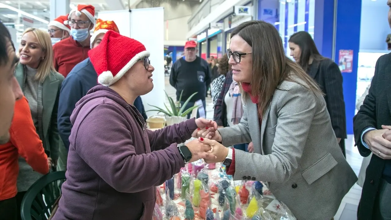 La consejera Portavoz del Gobierno de Castilla-La Mancha, Esther Padilla, ha asistido este sábado a las ‘Jornadas solidarias’ de Alcampo, que se celebran a en sus instalaciones del centro comercial Abadía de Toledo