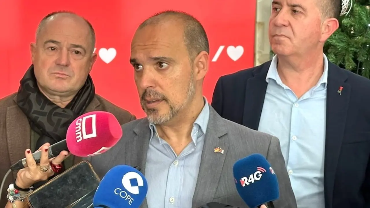 El secretario general del PSOE de Guadalajara, Pablo Bellido, atendiendo a los medios de comunicación este sábado en Albacete
