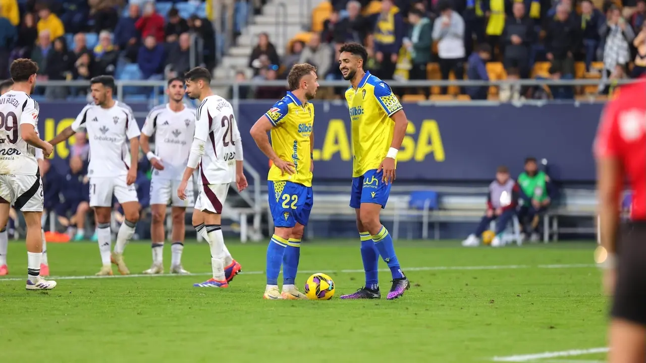 El Cádiz vence de penalti al Albacete Balompié en el estreno de Garitano (1-0)