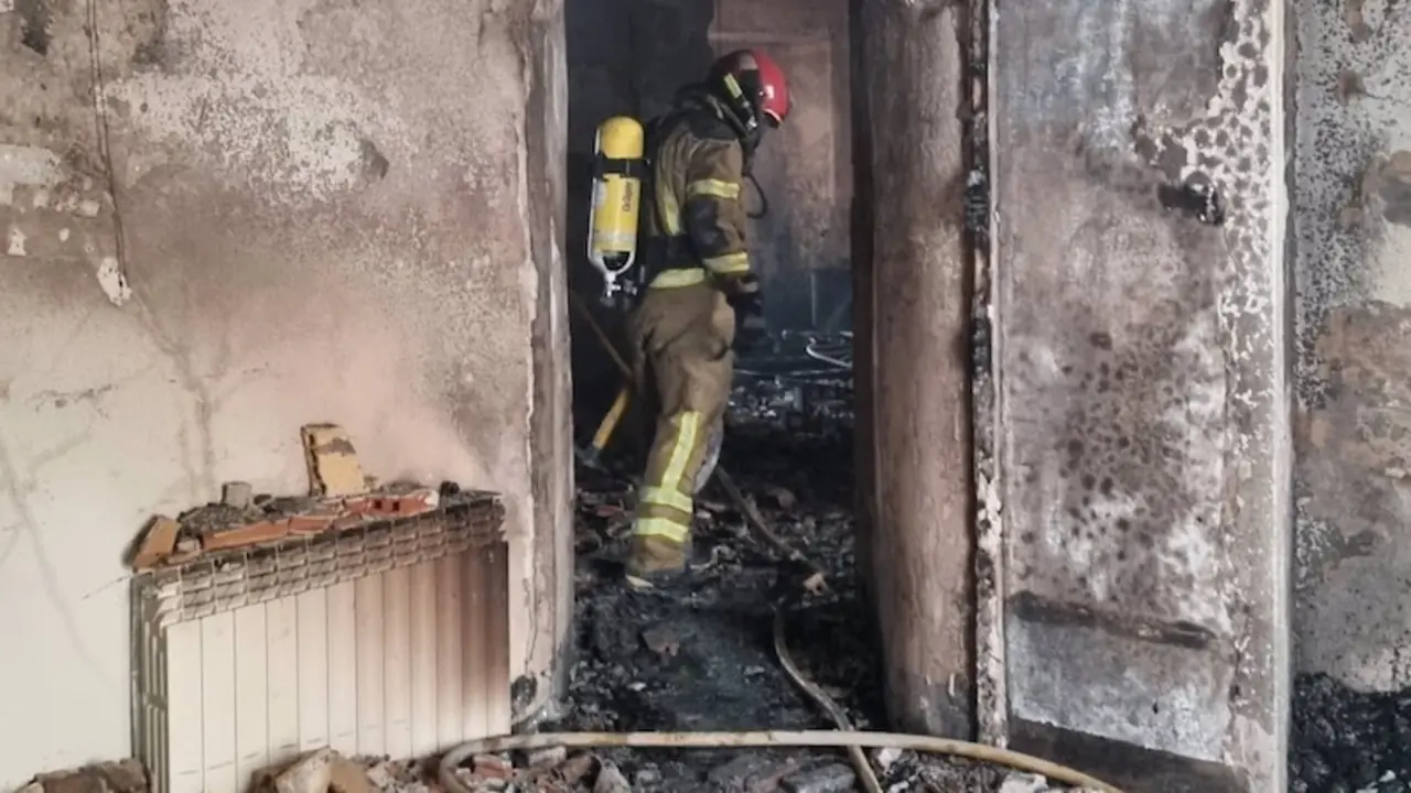 Muere una mujer atrapada entre las llamas del incendio originado en su vivienda, bomberos