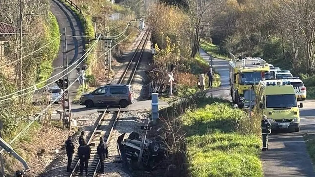 Muere un conductor al ser arrollado por un tren de pasajeros en un paso a nivel