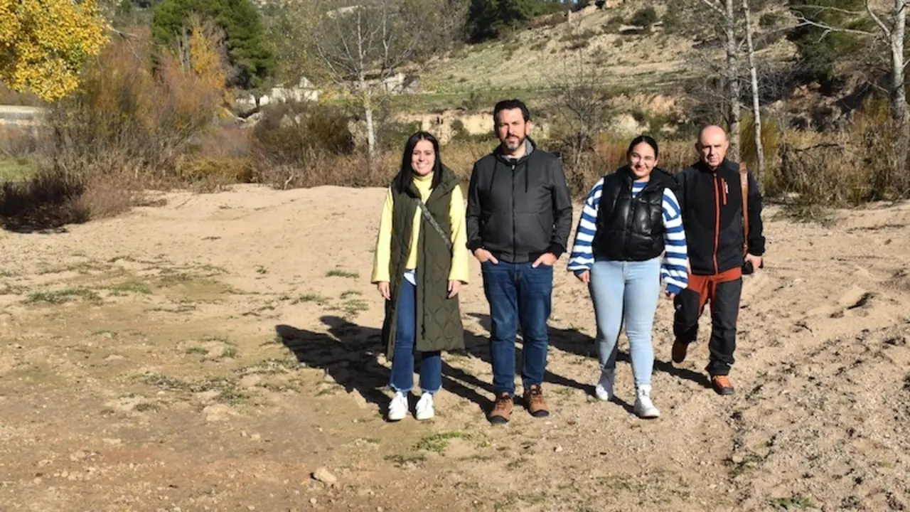 La diputada de Turismo y Patrimonio, Mayte Megía, ha estado en Enguídanos junto a su alcalde, Sergio de Fez