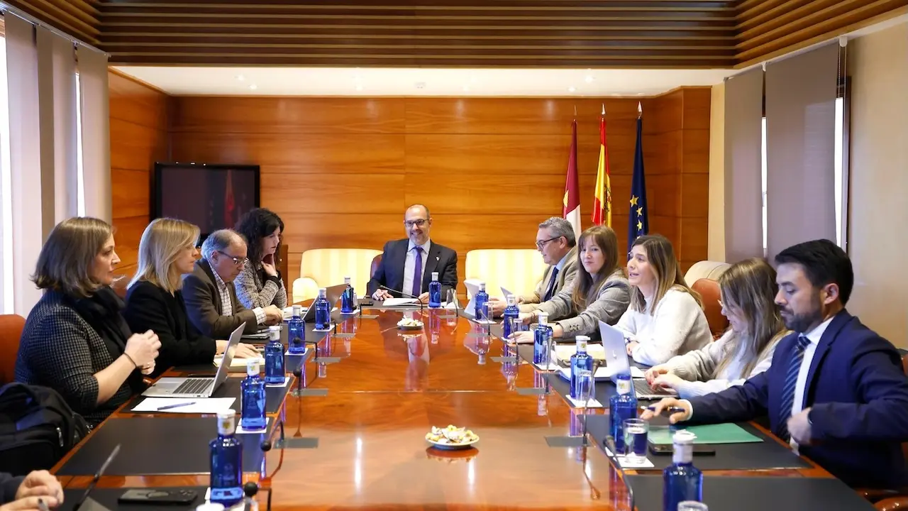 En la imagen un instante de la reunión de la Junta de Portavoces y Mesa de las Cortes de Castilla-La Mancha