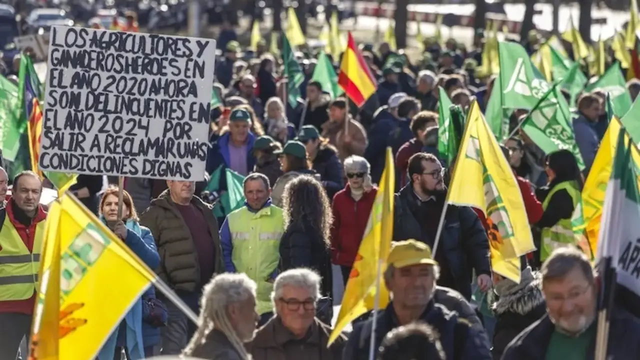 Protestas de agricultores y ganaderos ante el Ministerio al ritmo del "Escándalo" de Raphael contra unas políticas que "matan" al campo