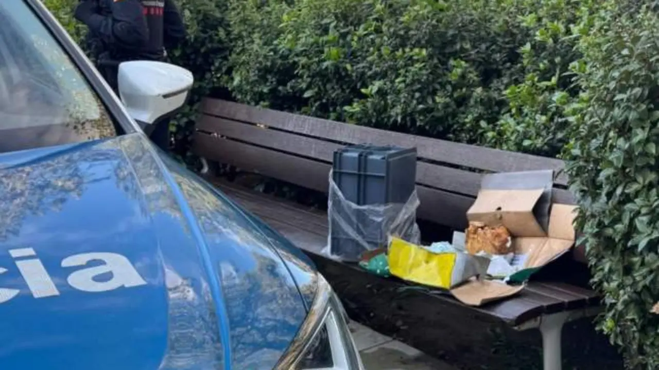 Abandonan una caja con un cráneo humano en un banco con una nota que da pistas