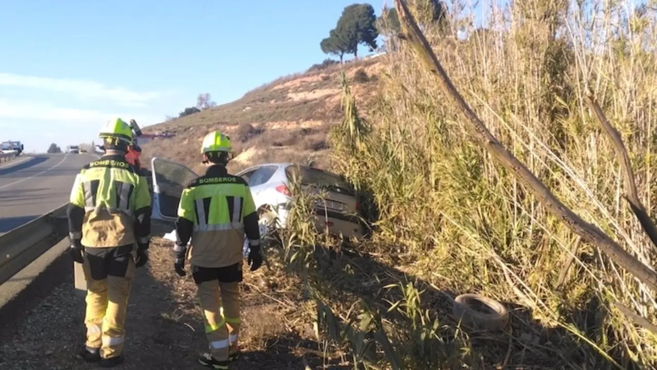 Muere un hombre y una mujer herida al salirse de vía el coche en el que viajaban, accidente de tráfico, salida de vía, choque, colisión