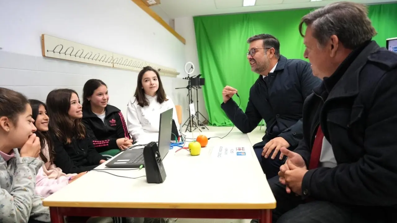 El consejero de Educación, Cultura y Deportes de Castilla-La Mancha, Amador Pastor, en su visita al CEIP ‘Gloria Fuertes’ de la localidad de Cobisa (Toledo)