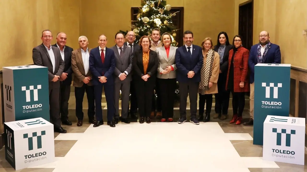 El equipo de Gobierno de la Diputación de Toledo formado por PP y Vox posa tras la sesión plenaria que ha aprobado el presupuesto para 2025