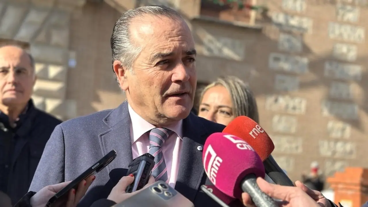 El alcalde de Talavera de la Reina (Toledo), José Julián Gregorio, atendiendo a los medios de comunicación