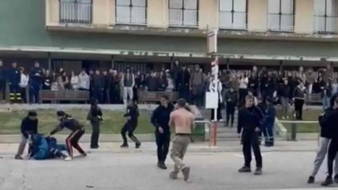 VIDEO. Pelea multitudinaria entre jóvenes a las puertas de un instituto por un robo