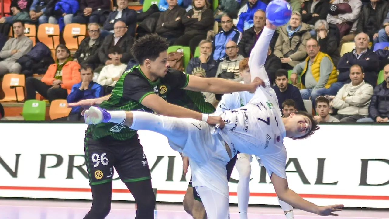 Tonicher lidera con sus paradas la victoria del Rebi Cuenca ante el Impulse Guadalajara (24-17) - Fotografía: J.A.Lillo