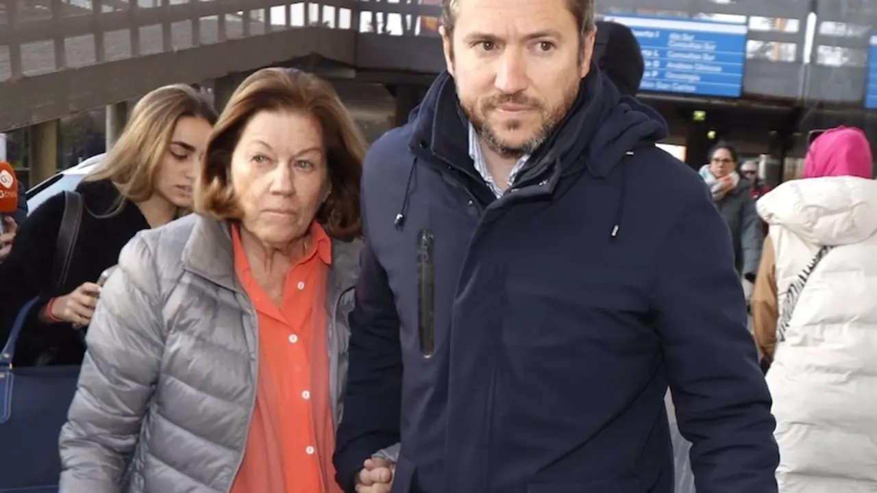 Natalia Figueroa y Manuel Martos llegan al hospital para visitar a Raphael