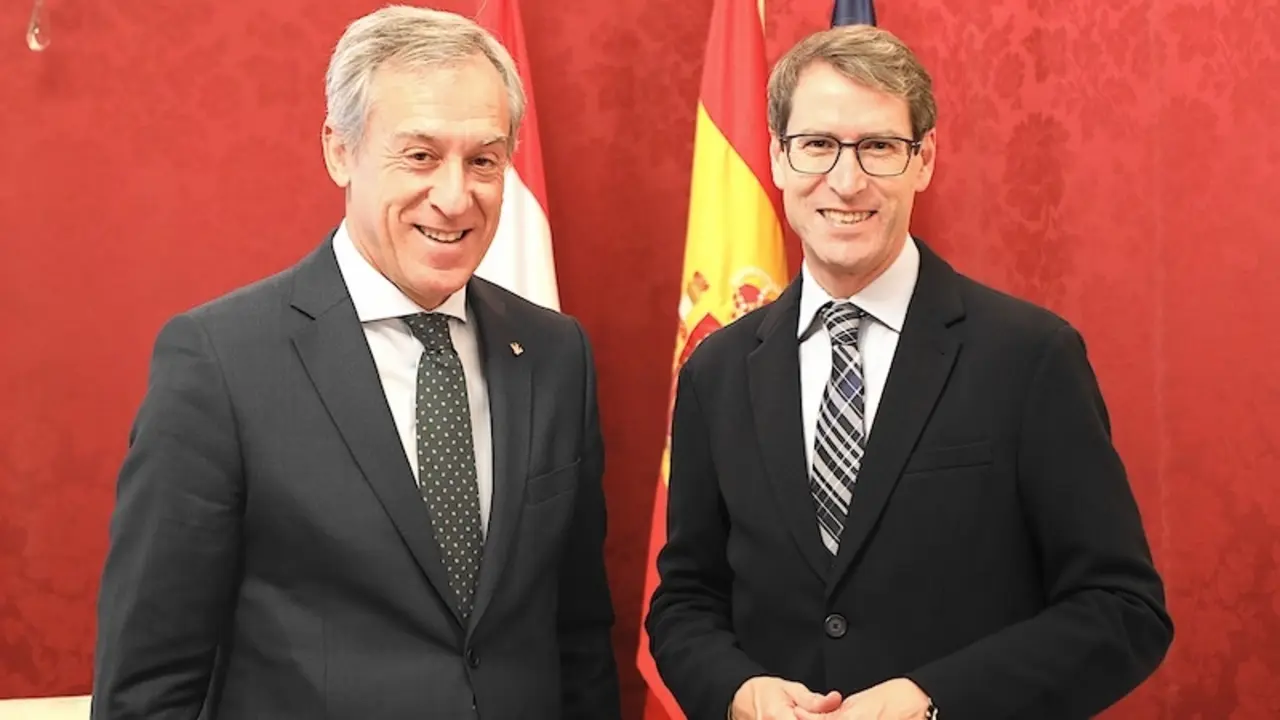 El presidente de Eurocaja Rural, Javier López Martín, junto al presidente de La Rioja, Gonzalo Capellán de Miguel