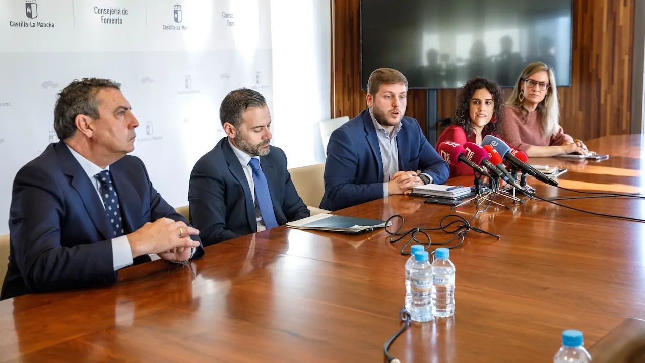 El consejero de Fomento, Nacho Hernando, se ha reunido con la Federación Regional de Empresas Constructoras de Castilla-La Mancha (FERECO), en la sede de la Consejería en Toledo