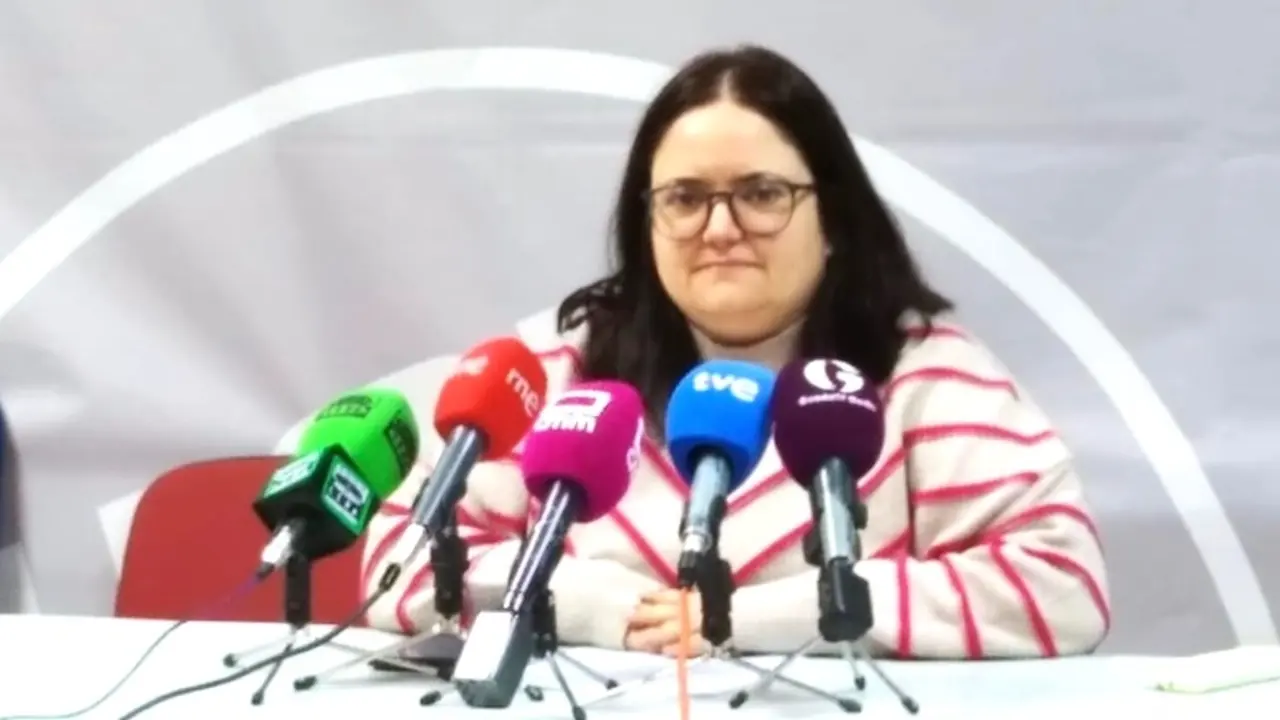 La secretaria general de FeSMC UGT Castilla-La Mancha, Ana González, en rueda de prensa