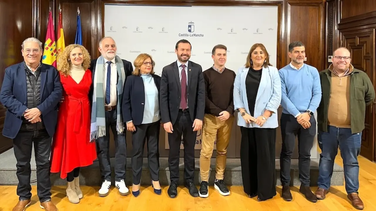El delegado de la Junta en la provincia de Guadalajara, José Luis Escudero, junto a los delegados provinciales en la rueda de prensa que ha ofrecido para hacer balance del año