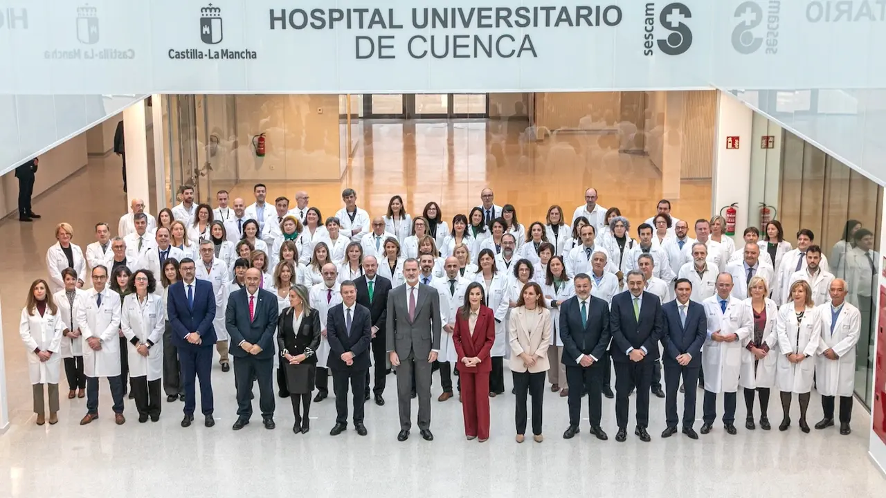 El presidente de Castilla-La Mancha, Emiliano García-Page, acompaña a los reyes de España Felipe VI y Letizia en la inauguración del nuevo Hospital Universitario de Cuenca