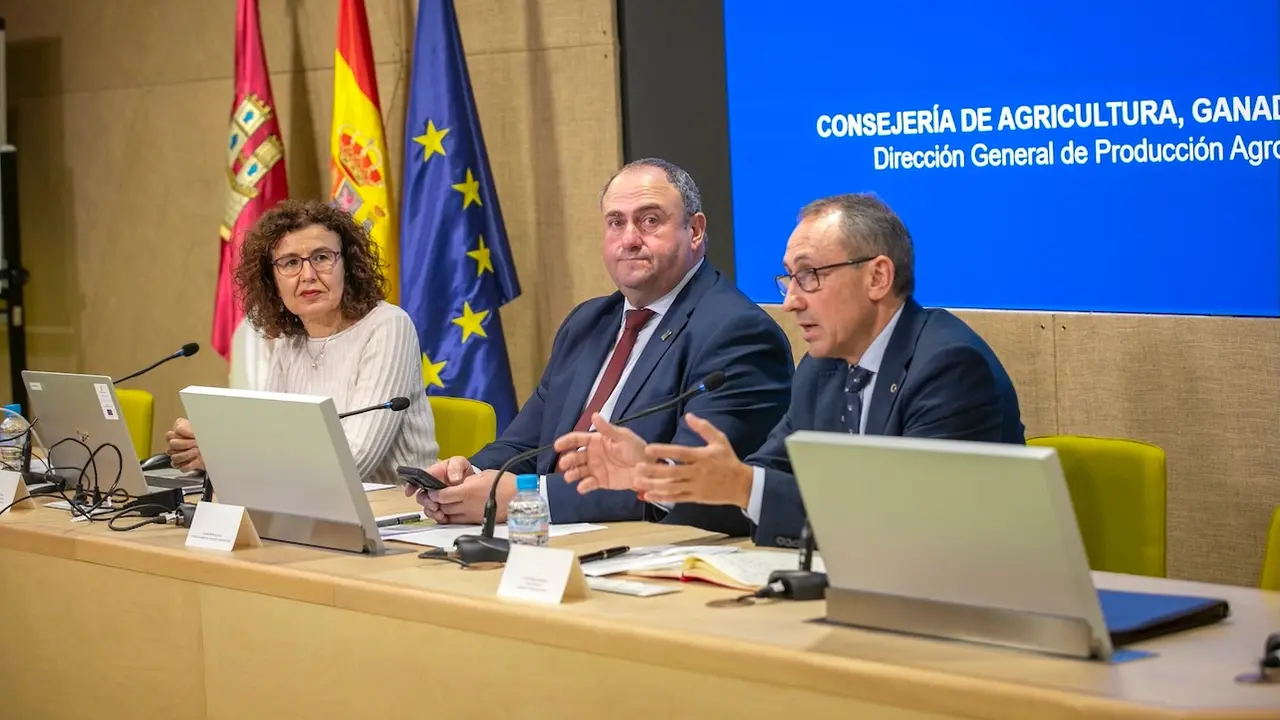 El consejero de Agricultura, Ganadería y Desarrollo Rural, Julián Martínez Lizán (c), ha presentado el Plan Estratégico del Sector del Pistacho Castilla-La Mancha 2024-2028