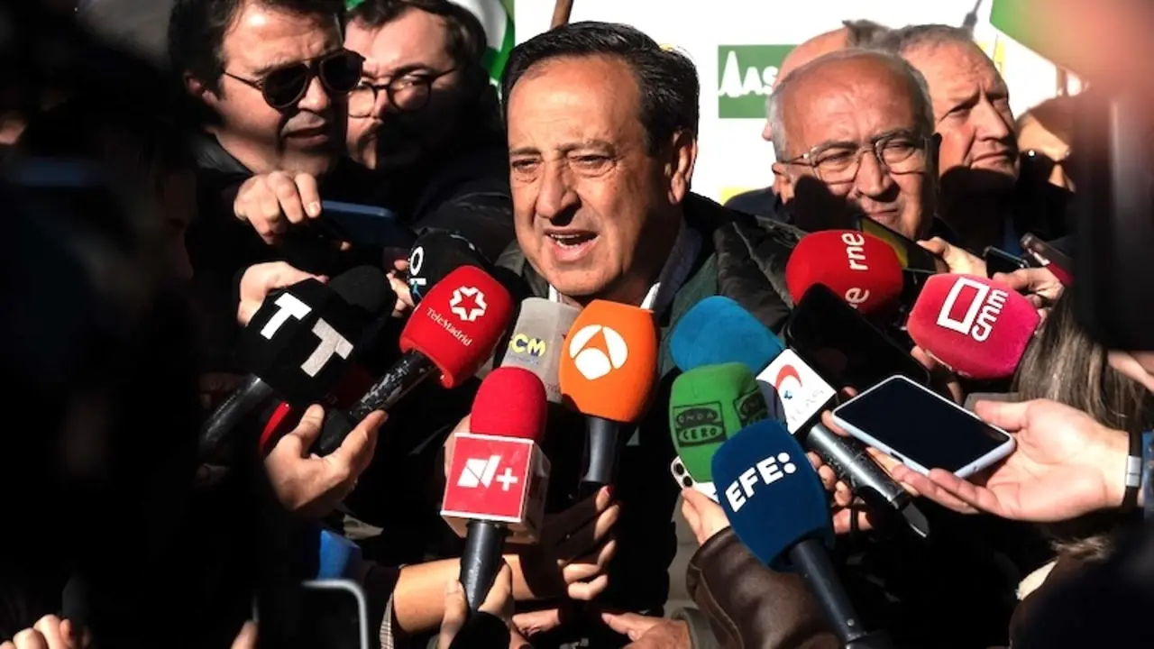 El presidente nacional de Asaja, Pedro Barato, atendiendo a los medios de comunicación
