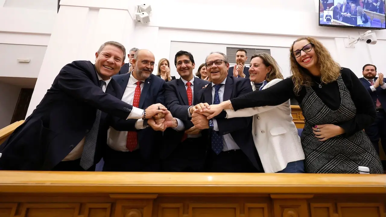El presidente de Castilla-La Mancha, Emiliano García-Page, celebra junto a consejeros de su gobierno la aprobación de los presupuestos regionales para 2025