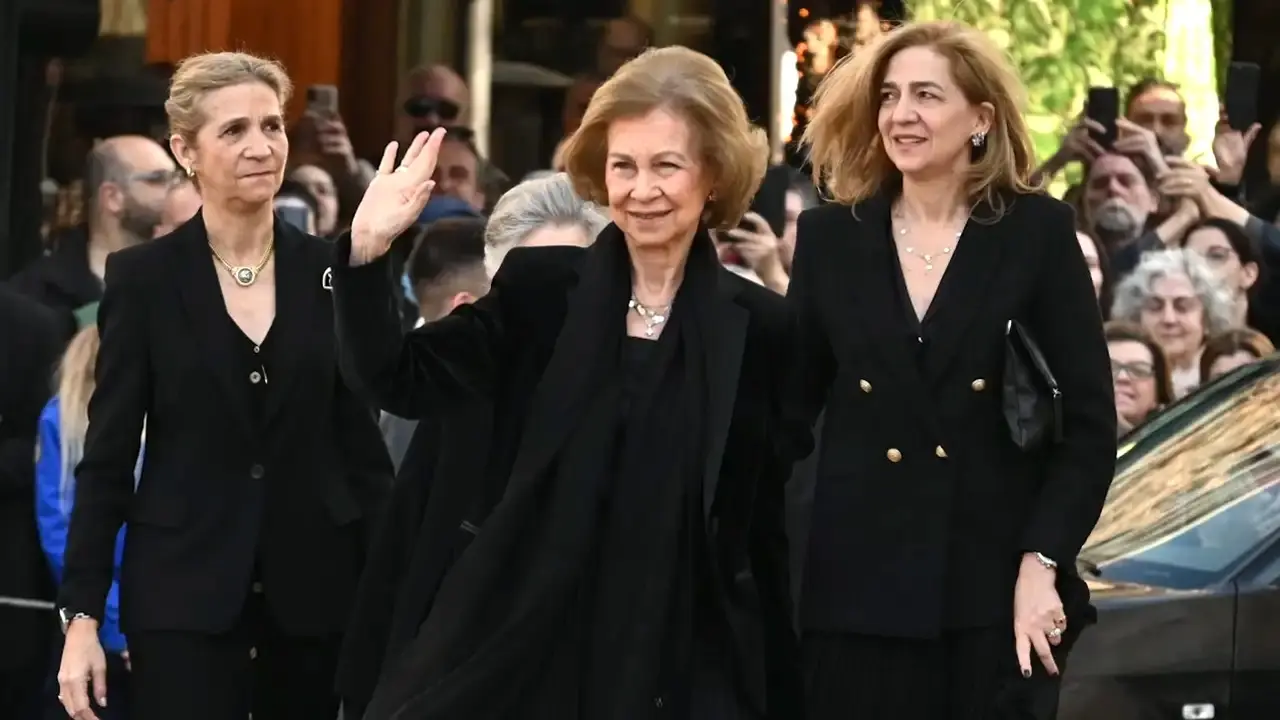 En la imagen de archivo la reina Sofía junto a sus hijas las infantas Elena y Cristina