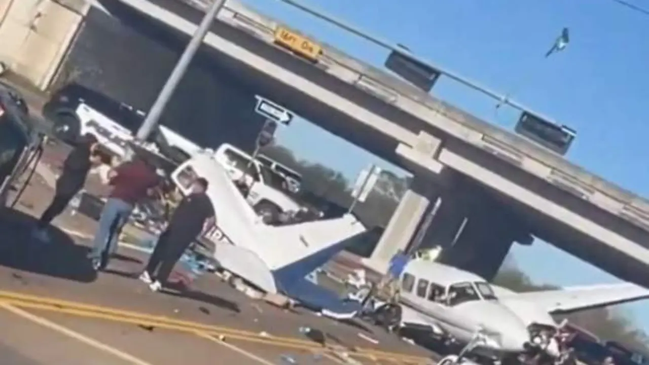VIDEO. Varios muertos al estrellarse una avioneta contra coches al intentar aterrizar