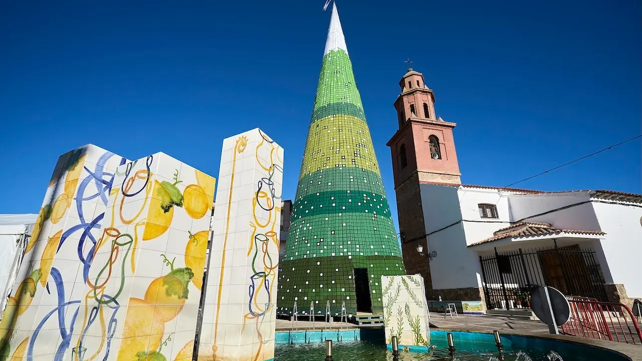 Los vecinos de Cazalegas (Toledo) tejen el árbol de Navidad de croché "más grande del mundo" - EFE/Manu Reino