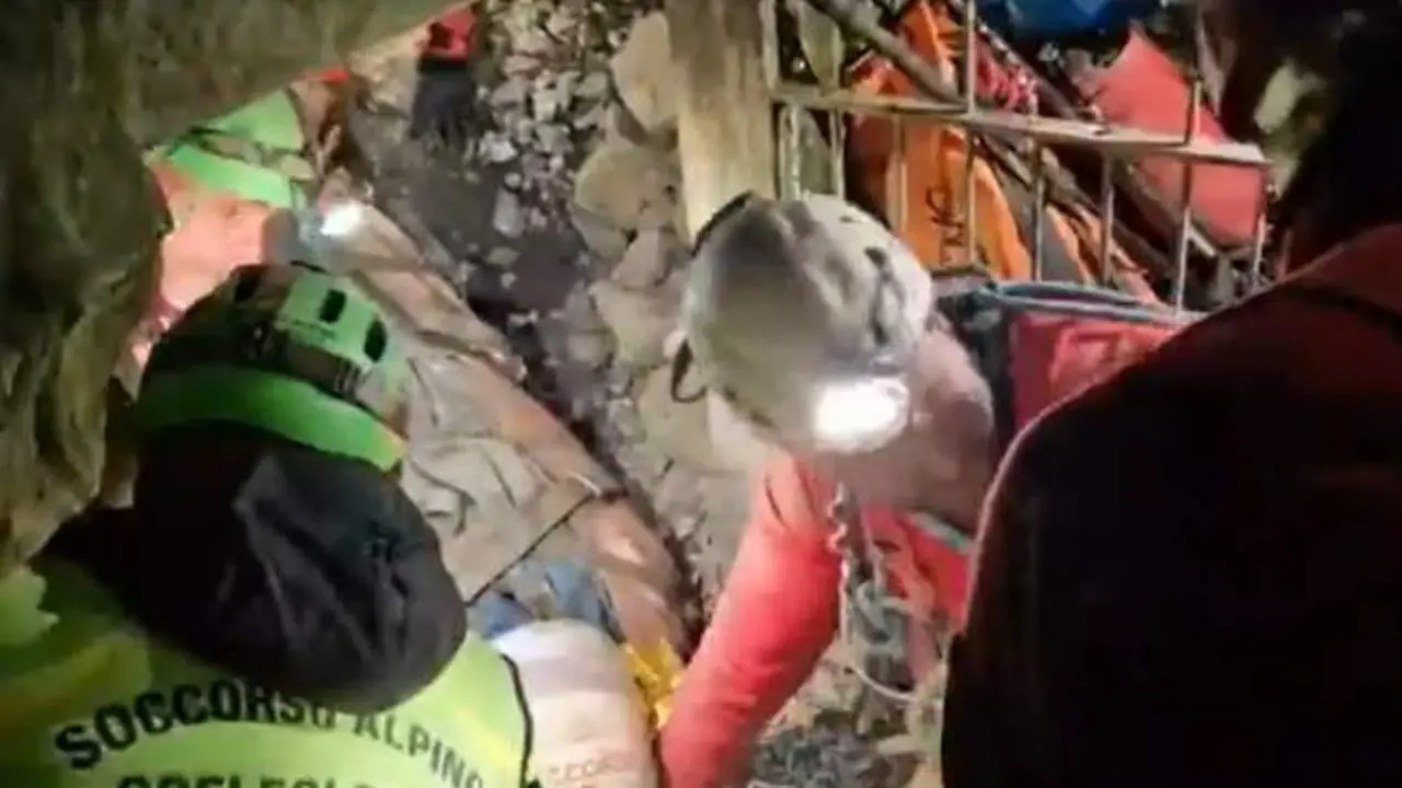 VIDEO. Rescate de una espeleóloga atrapada días en una cueva con las piernas rotas