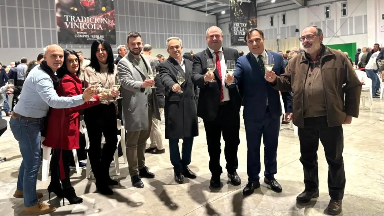El consejero de Agricultura, Ganadería y Desarrollo Rural, Julián Martínez Lizán, en la presentación de las nuevas añadas de Bodegas Campos Reales, en El Provencio (Cuenca)