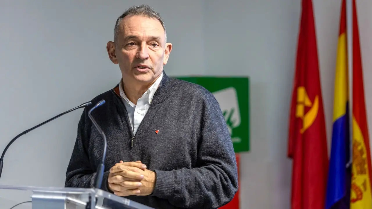 El secretario general del PCE y diputado de IU en el Grupo Sumar, Enrique Santiago, ha inaugurado la nueva sede de IU y el PCE en Toledo - EFE/Ángeles Visdómine