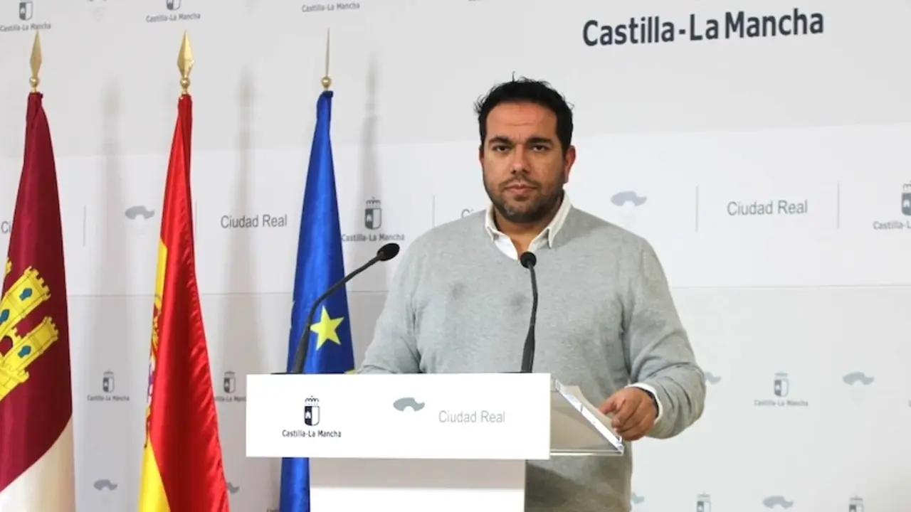 El director general de Transportes y Movilidad del Gobierno de Castilla-La Mancha, Rubén Sobrino, durante la rueda de prensa que ha ofrecido