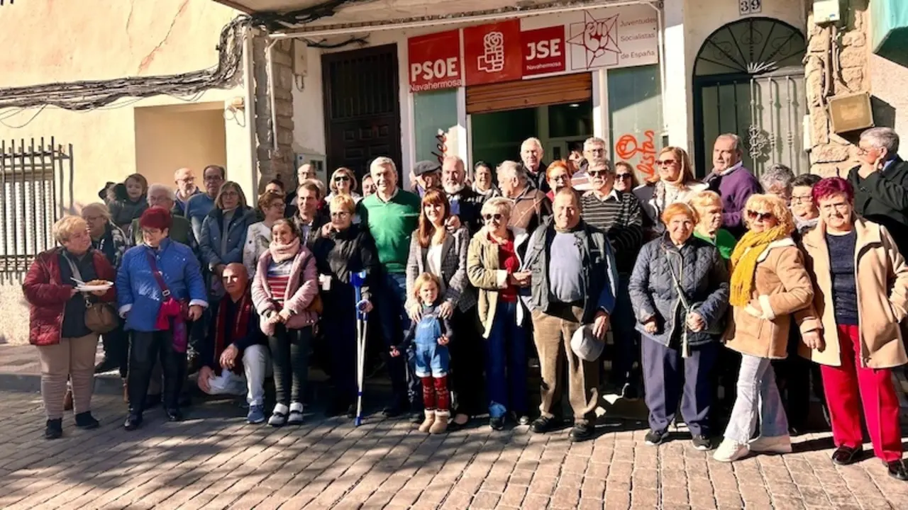 El secretario general del PSOE de la provincia de Toledo, Álvaro Gutiérrez, ha asistido a las tradicionales migas navideñas que organiza la agrupación local del PSOE de Navahermosa