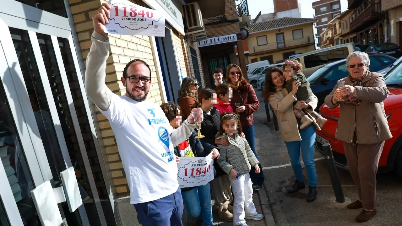 David Torrejón, de la administración de loterías número 2, situada en la plaza Veracruz de Mocejón (Toledo), tras haber vendido décimos del tercer premio del Sorteo Extraordinario de la Lotería de Navidad, el 11.840 - EFE/Ismael Herrero