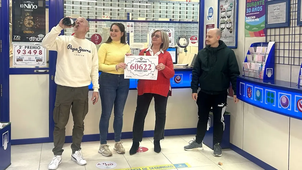 El lotero José Fajardo celebra la venta del número 60.622, un quinto premio del Sorteo Extraordinario de la Lotería de Navidad, en su administración de Cuenca - EFE/Lorena Mayordomo