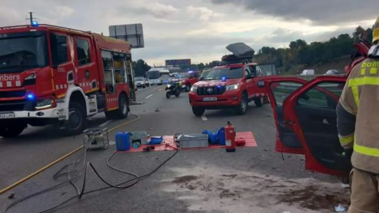 Al menos 8 heridos, dos críticos, en un accidente con tres vehículos implicados