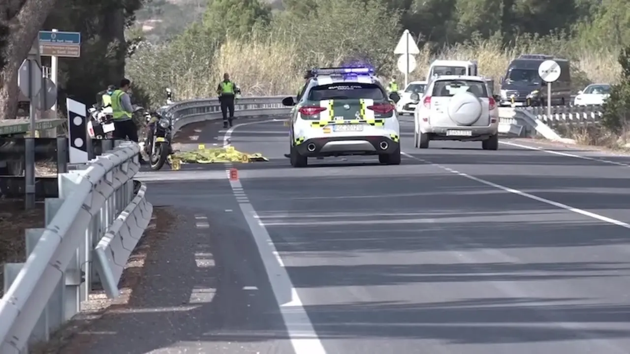 Imagen de archivo de un atropello en una carretera secundaria, atropellado, atropellada, arrollamiento, motorista, moto, accidente