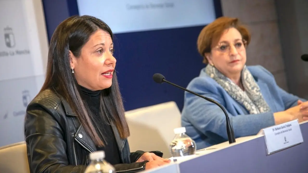 La consejera de Bienestar Social de Castilla-La Mancha, Bárbara García, junto a la a viceconsejera de Servicios y Prestaciones Sociales, Guadalupe Martín, en una imagen de archivo en rueda de prensa