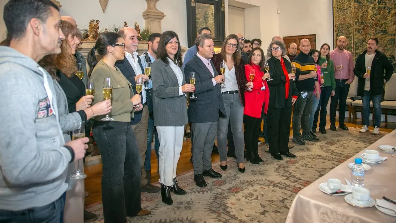 El presidente de Castilla-La Mancha, Emiliano García-Page, ha mantenido un encuentro en el Palacio de Fuensalida de Toledo con los periodistas asistentes a la rueda de prensa del Consejo de Gobierno