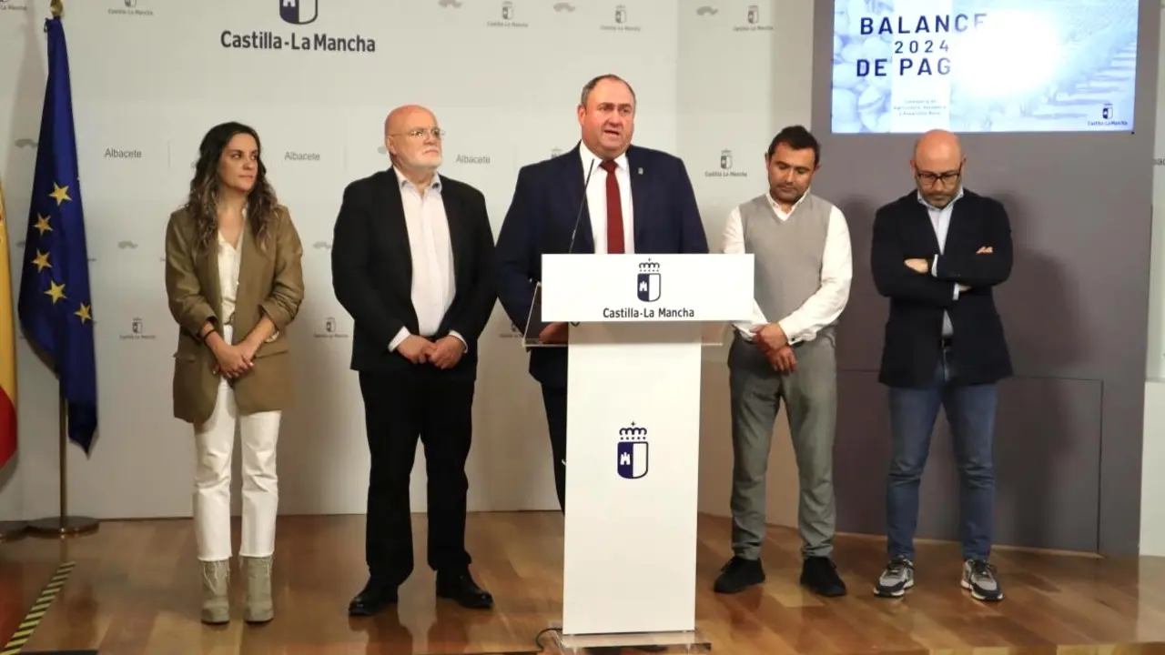 El consejero de Agricultura, Ganadería y Desarrollo Rural de Castilla-La Mancha, Julián Martínez Lizán, ha informado sobre las inversiones realizadas en 2024 en el sector agroalimentario de la región