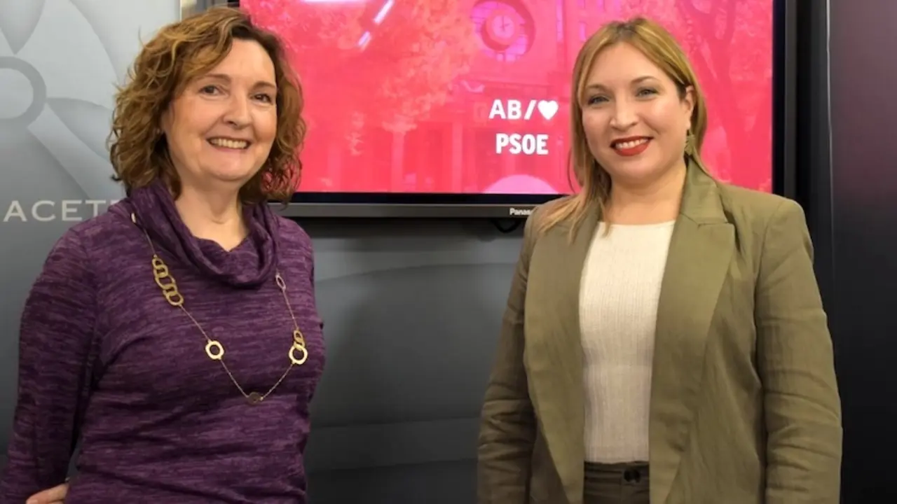La portavoz del Grupo Municipal Socialista, Amparo Torres (d), junto a la concejala María José López (i), durante la rueda de prensa que han ofrecido