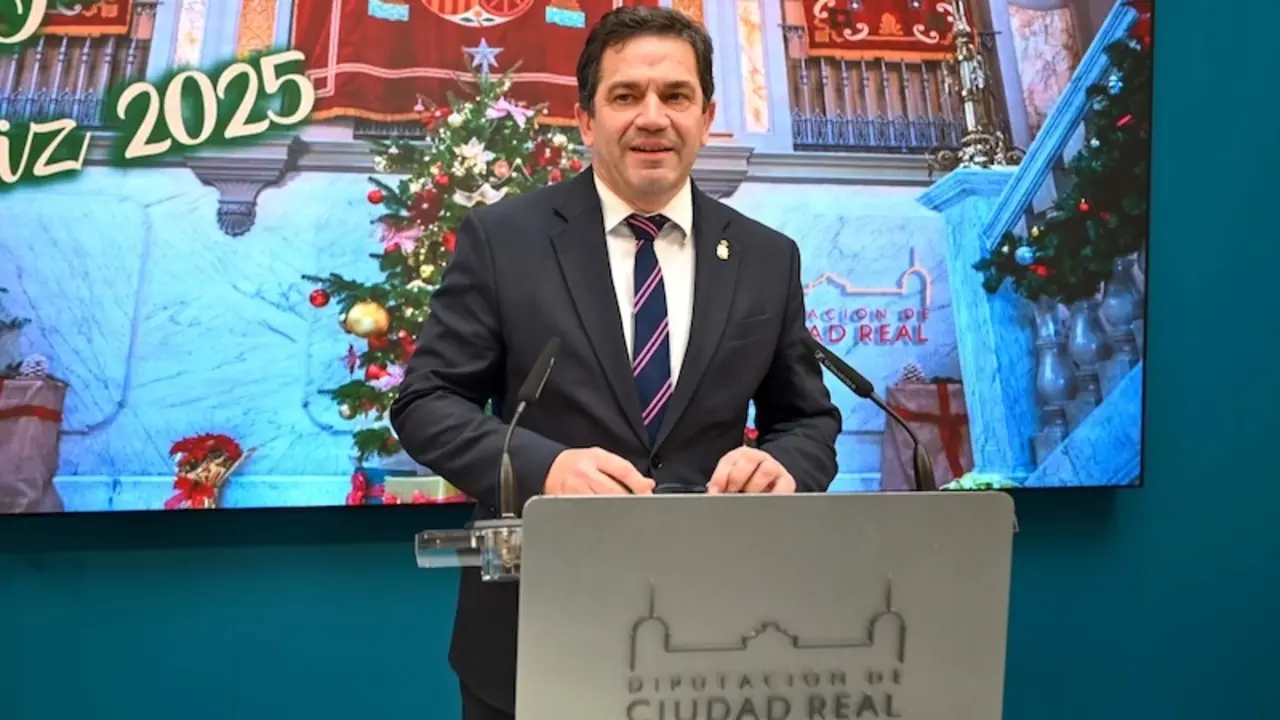 El presidente de la Diputación de Albacete, Miguel Ángel Valverde, durante el encuentro que ha mantenido con los medios