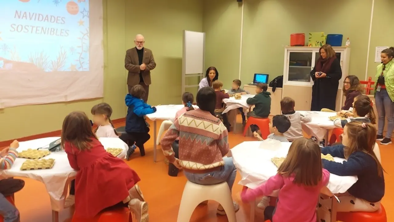 Varios talleres sensibilizan a niños sobre hábitos de consumo sostenible en Navidad