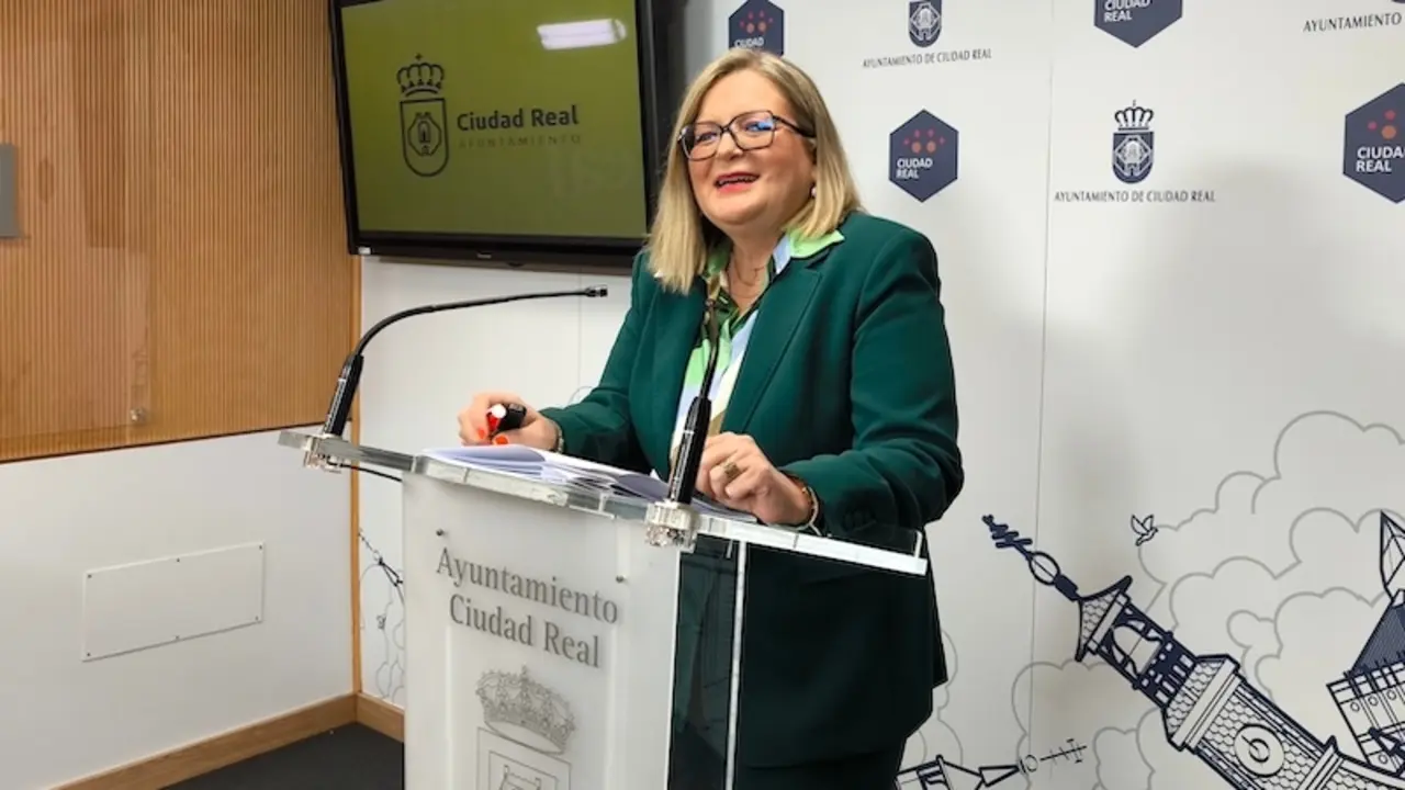 La viceportavoz del equipo de Gobierno del Ayuntamiento de Ciudad Real, Aurora Galisteo, durante la rueda de prensa que ha ofrecido