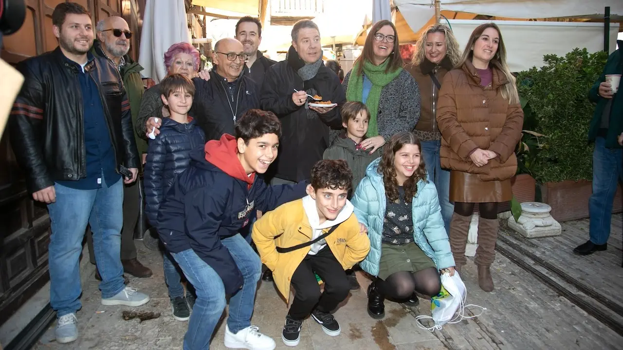 El presidente de Castilla-La Mancha, Emiliano García-Page, ha asistido un año más a las tradicionales migas navideñas en el Casco Histórico de Toledo