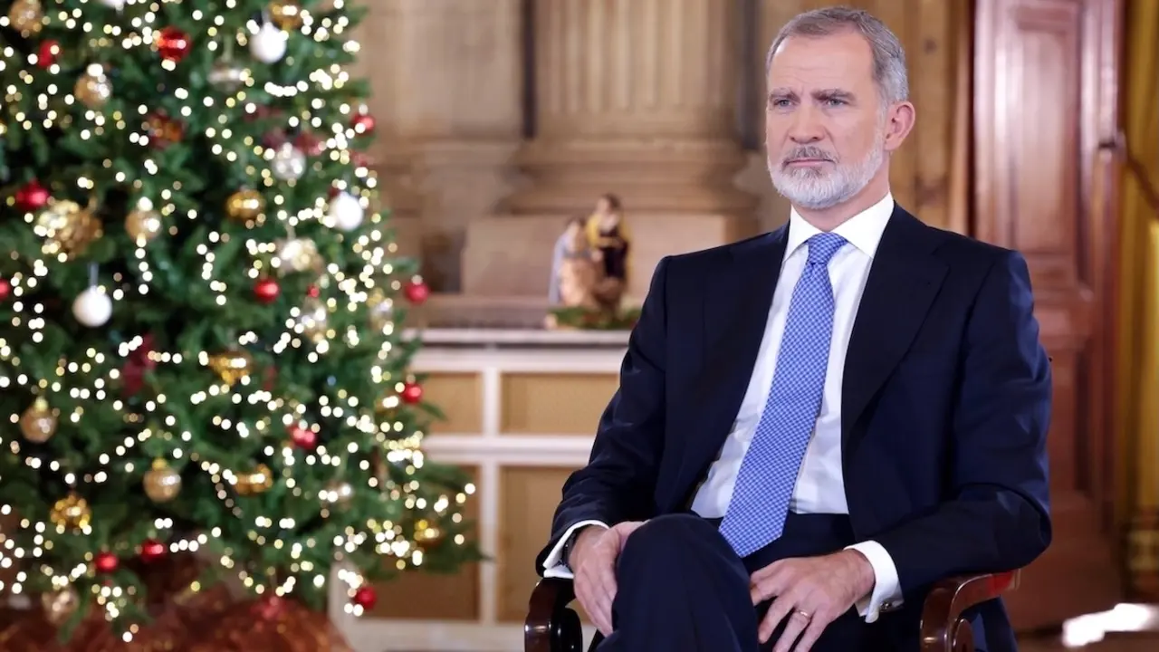 El rey Felipe VI durante el tradicional discurso de Navidad de 2024 desde el Palacio Real de Madrid