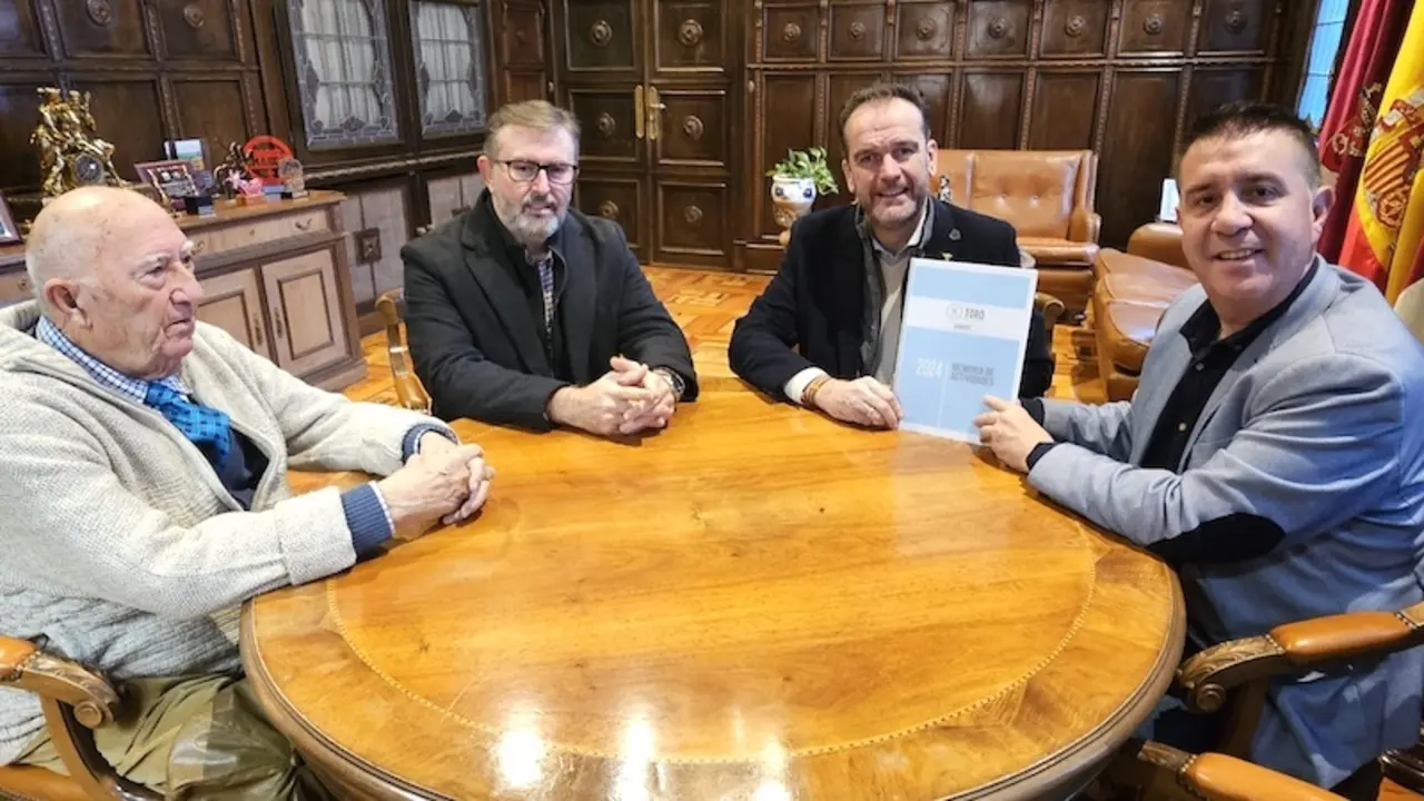 Integrantes del Capítulo de Albacete de la Fundación Toro de Lidia entregan a Cabañero su Memoria de Actividades 2024